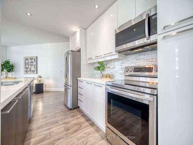 1002 - 218 Queens Quay W