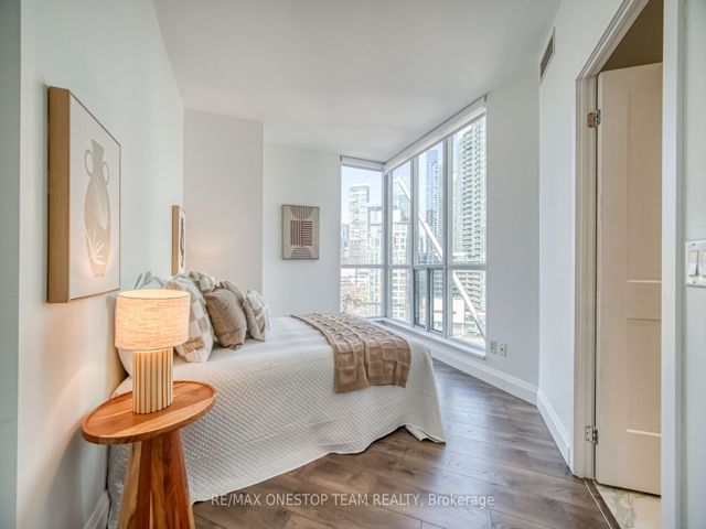 1002 - 218 Queens Quay W