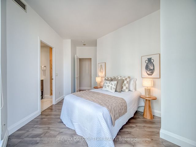 1002 - 218 Queens Quay W