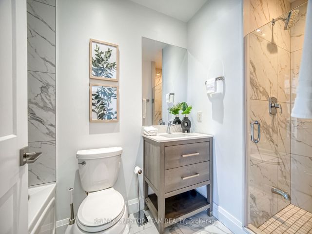 1002 - 218 Queens Quay W