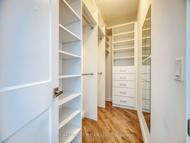 1002 - 218 Queens Quay W