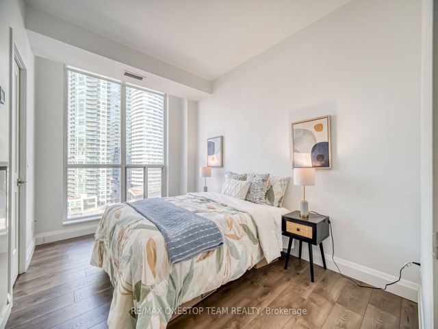 1002 - 218 Queens Quay W