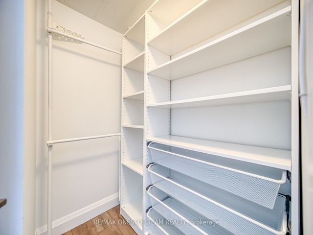 1002 - 218 Queens Quay W