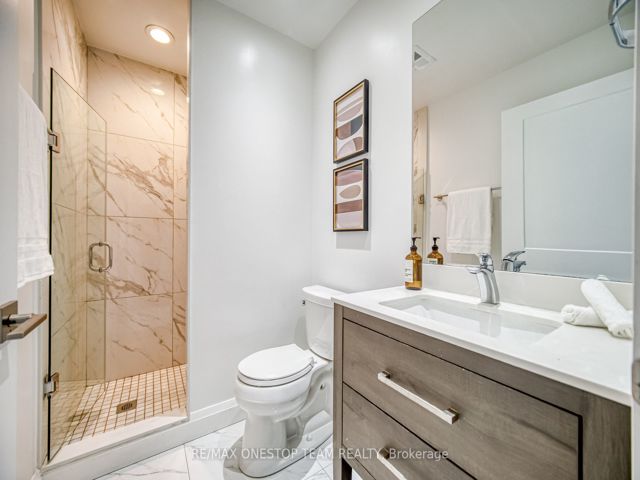 1002 - 218 Queens Quay W