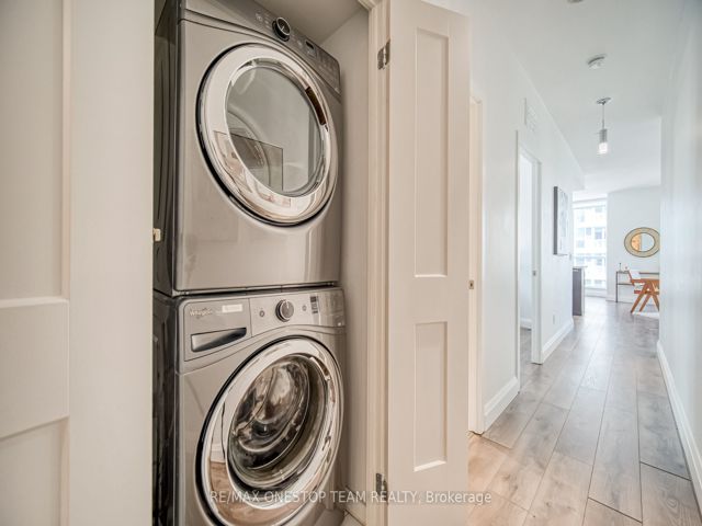 1002 - 218 Queens Quay W