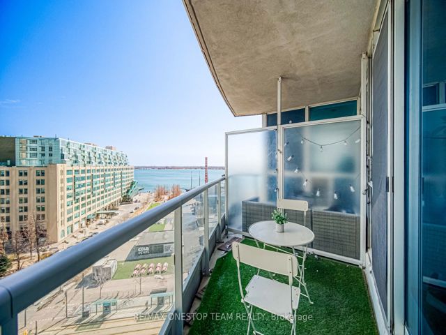 1002 - 218 Queens Quay W