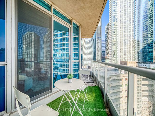 1002 - 218 Queens Quay W