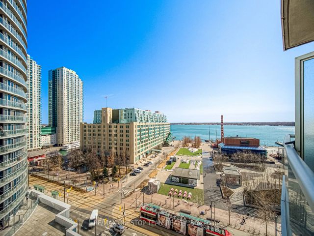 1002 - 218 Queens Quay W