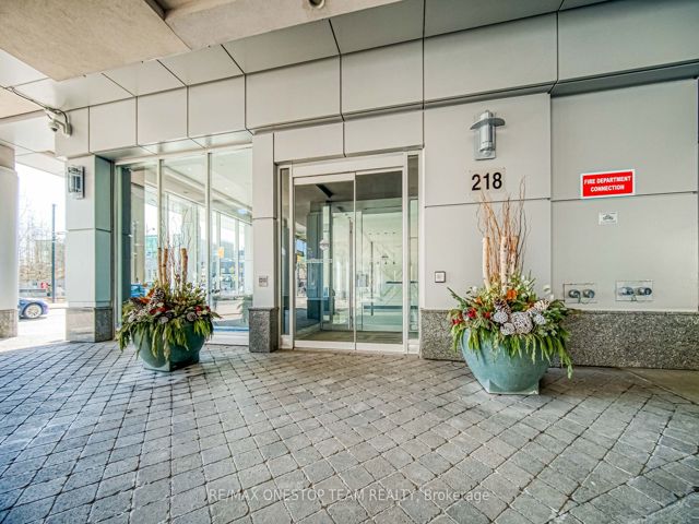 1002 - 218 Queens Quay W