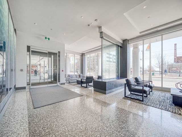 1002 - 218 Queens Quay W