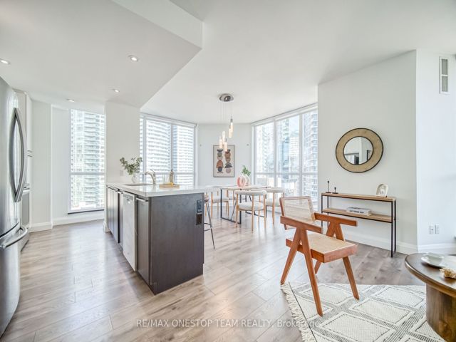 1002 - 218 Queens Quay W