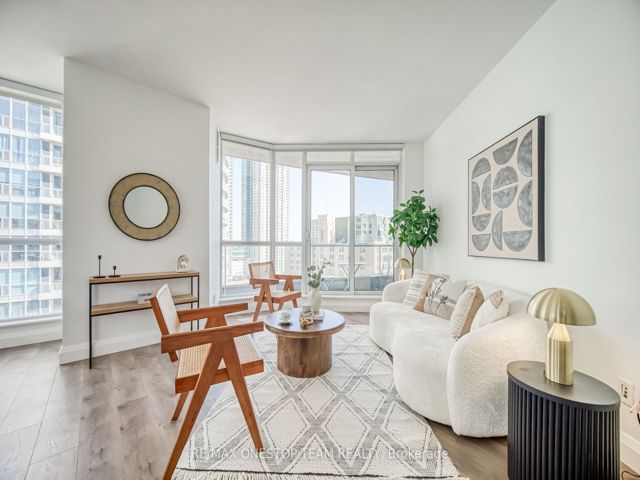 1002 - 218 Queens Quay W