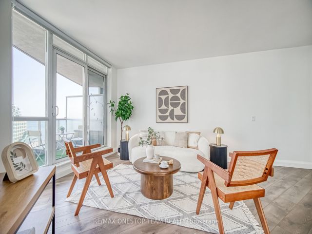 1002 - 218 Queens Quay W