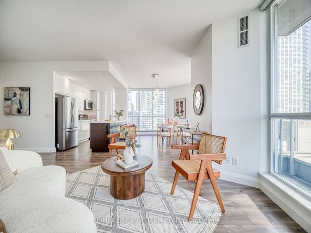 1002 - 218 Queens Quay W
