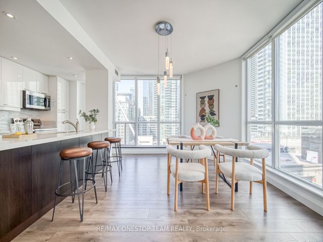 1002 - 218 Queens Quay W