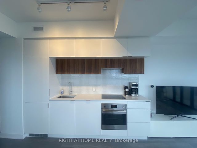2309 - 185 Roehampton Ave