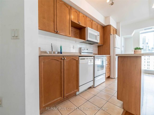 805 - 18 Yonge St