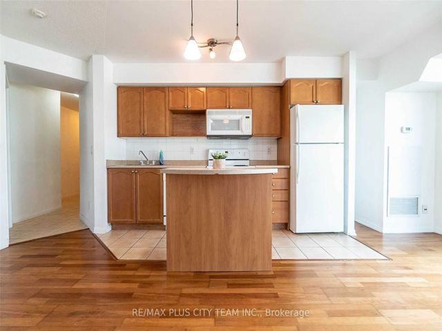 805 - 18 Yonge St