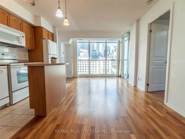 805 - 18 Yonge St