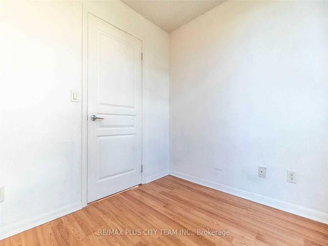 805 - 18 Yonge St