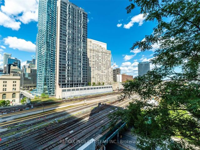 805 - 18 Yonge St