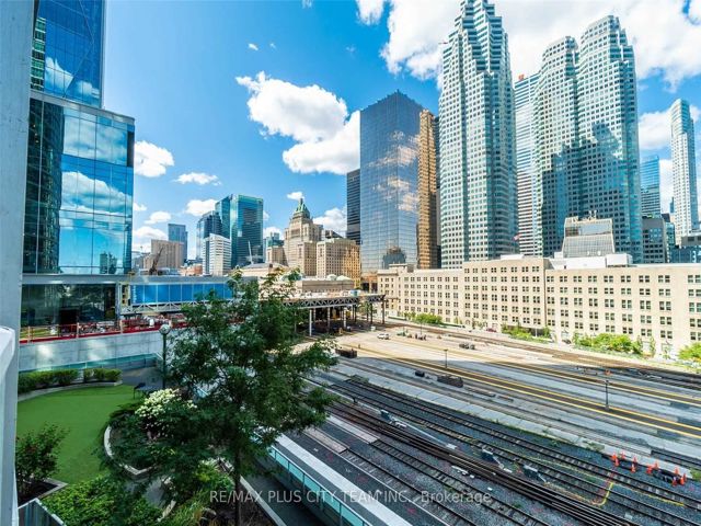 805 - 18 Yonge St