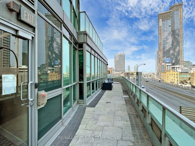 805 - 18 Yonge St
