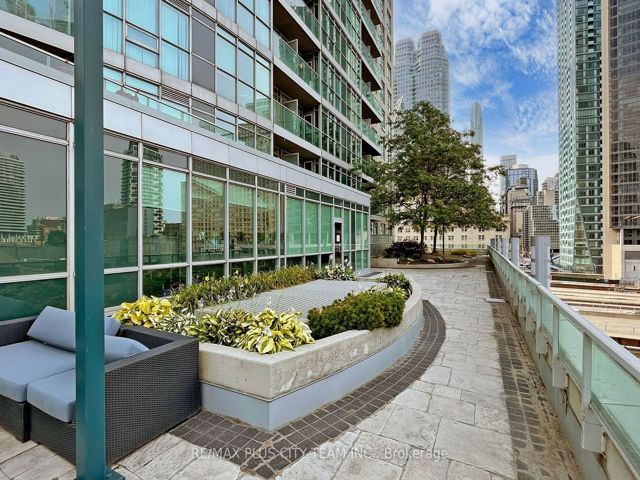805 - 18 Yonge St