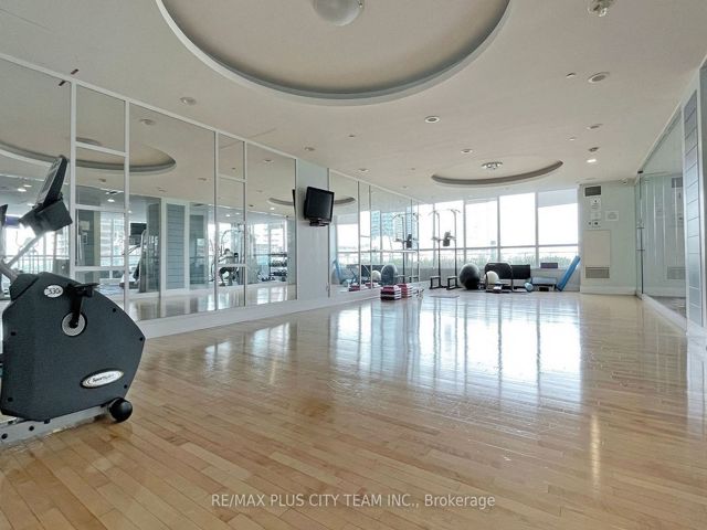 805 - 18 Yonge St