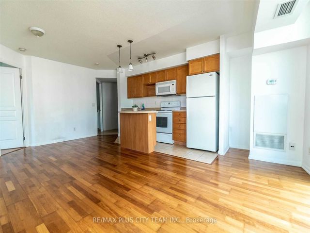 805 - 18 Yonge St