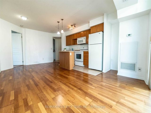 805 - 18 Yonge St
