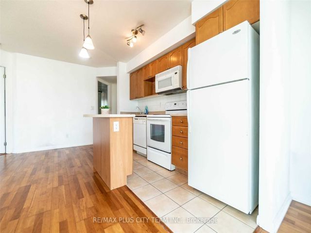 805 - 18 Yonge St