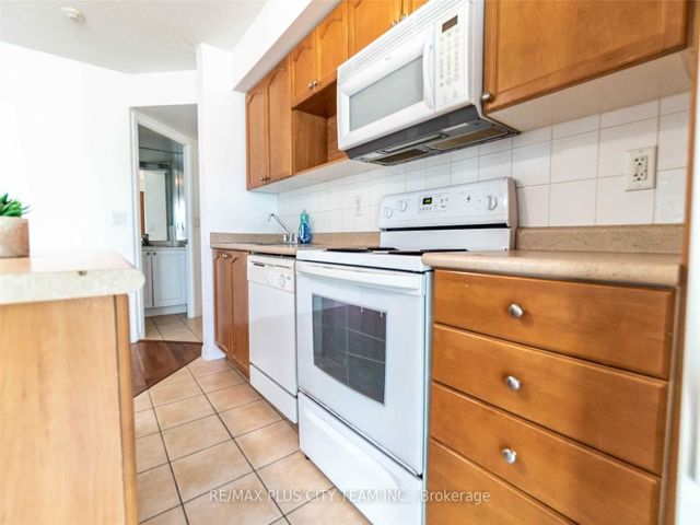 805 - 18 Yonge St