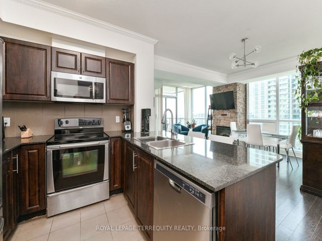 3711 - 16 Yonge St