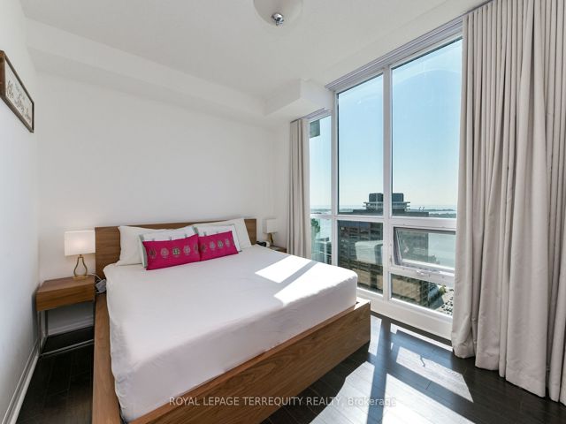 3711 - 16 Yonge St