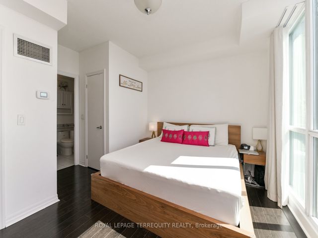 3711 - 16 Yonge St