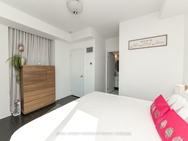 3711 - 16 Yonge St