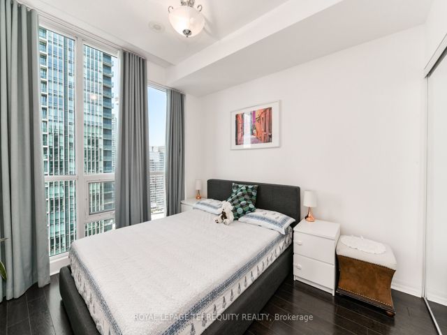 3711 - 16 Yonge St