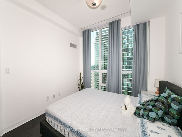 3711 - 16 Yonge St