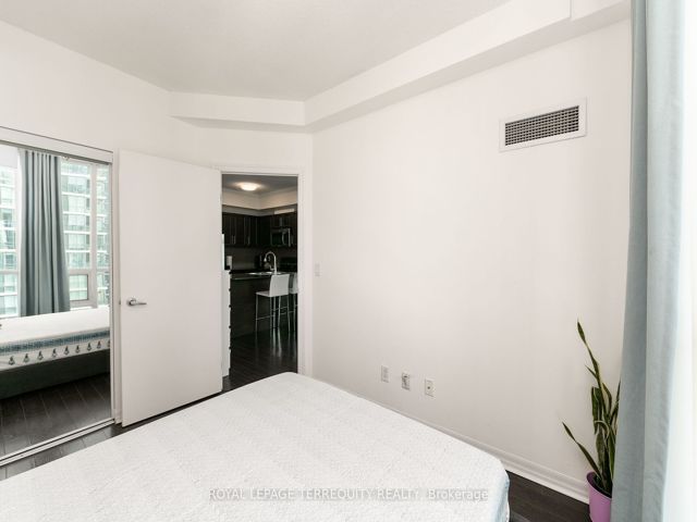 3711 - 16 Yonge St