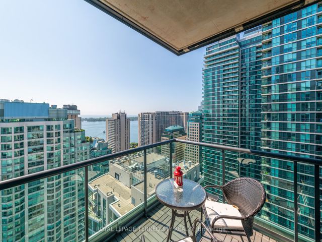 3711 - 16 Yonge St