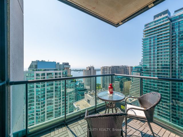 3711 - 16 Yonge St