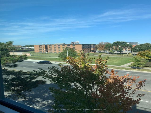 323 - 639 Lawrence Ave W