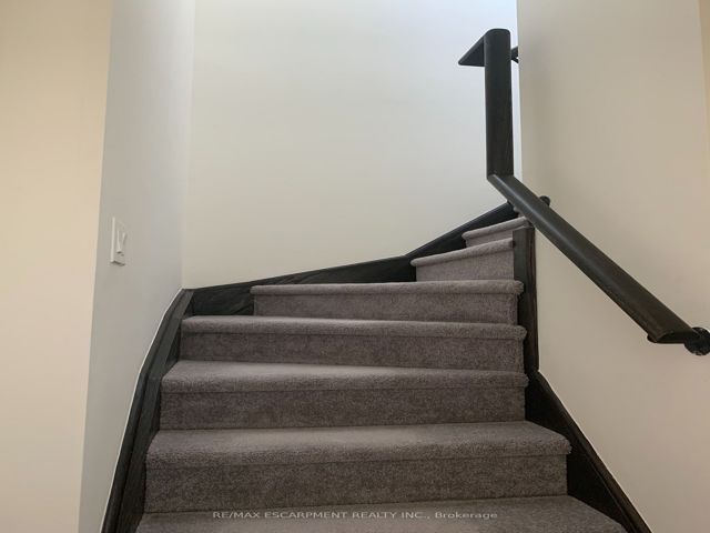 323 - 639 Lawrence Ave W