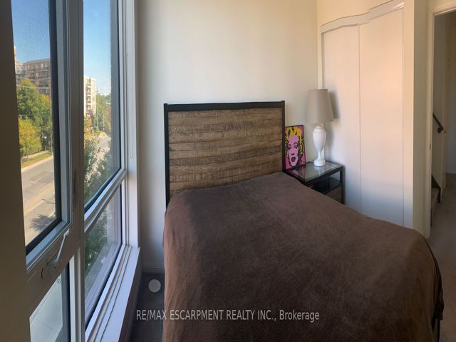 323 - 639 Lawrence Ave W
