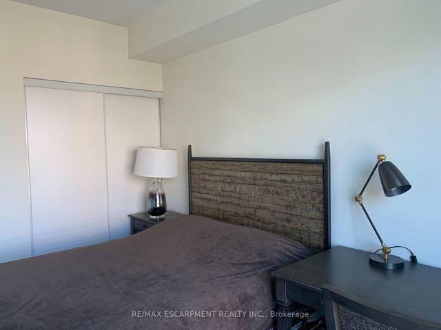 323 - 639 Lawrence Ave W
