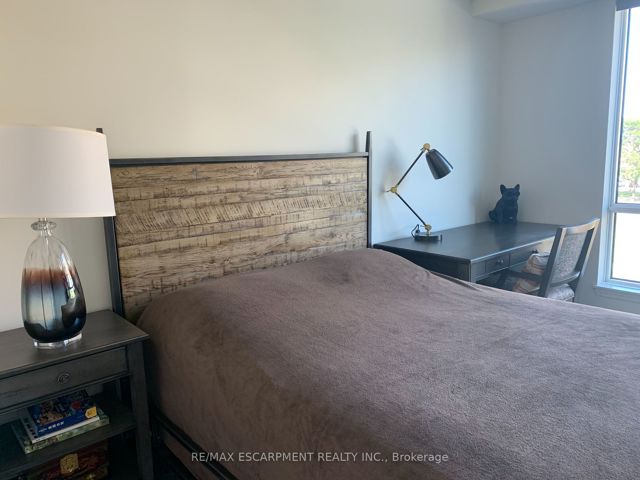 323 - 639 Lawrence Ave W