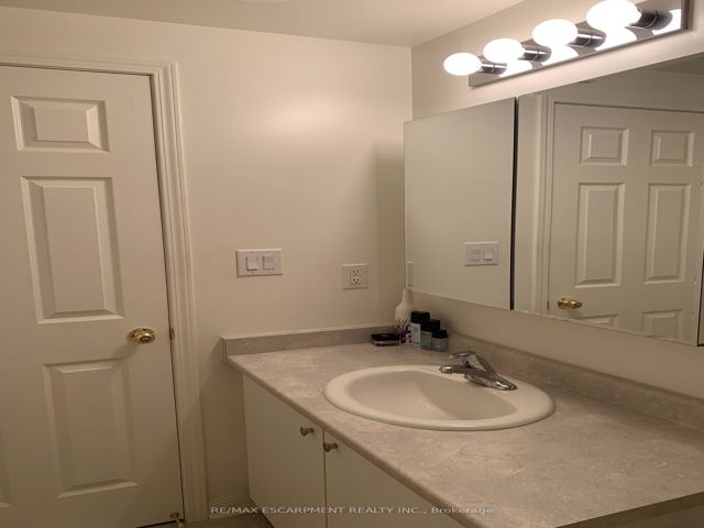 323 - 639 Lawrence Ave W