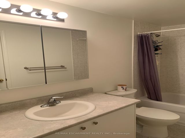 323 - 639 Lawrence Ave W