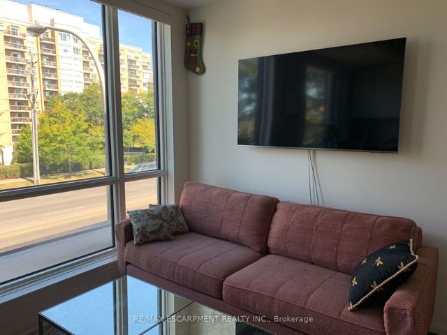 323 - 639 Lawrence Ave W
